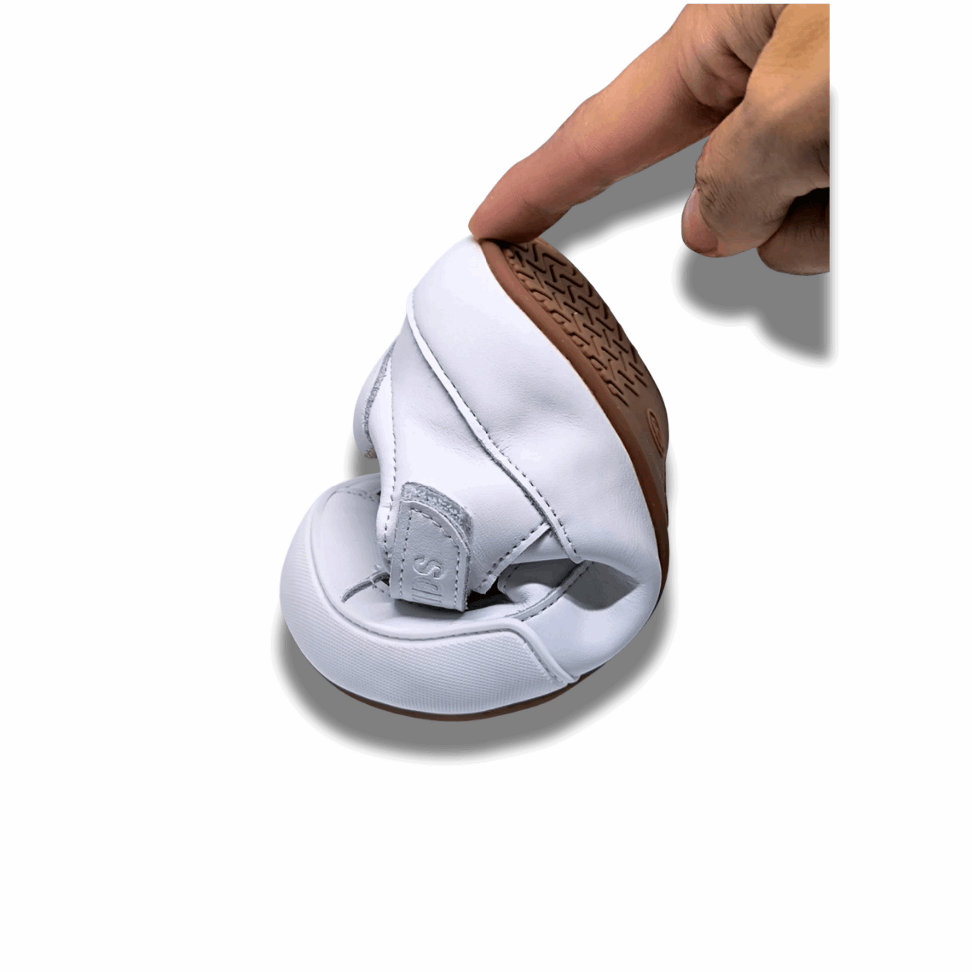 Sandalia ergonómica barefoot Oasis Blanca para niños doblanda completamente mostrando flexibilidad