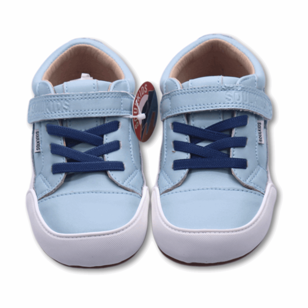 Zapatilla Ergonómica Oasis 2 celeste con estrella y talon azul vista frontal ambos zapatos