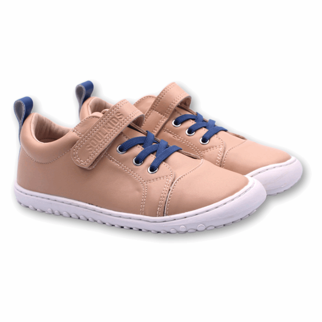 zapatillas infantiles ergonomicas barefoot Aconcagua 2 vegan cafe capuccino vista lateral ambos pies 