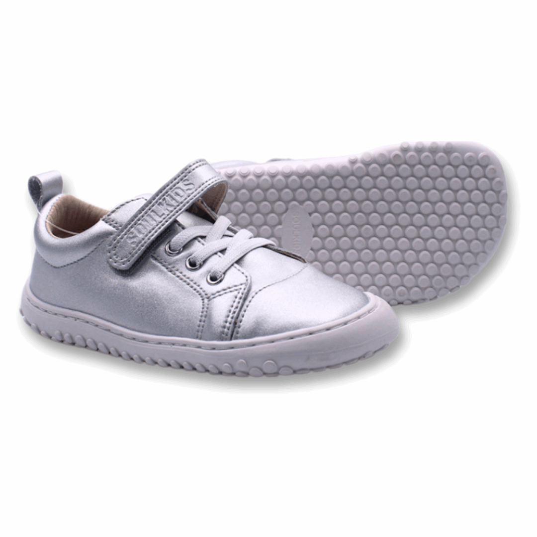Zapatilla Ergonomica Soulkids Aconcagua 2 vegan Color Plateado silver vista lateral y suela 