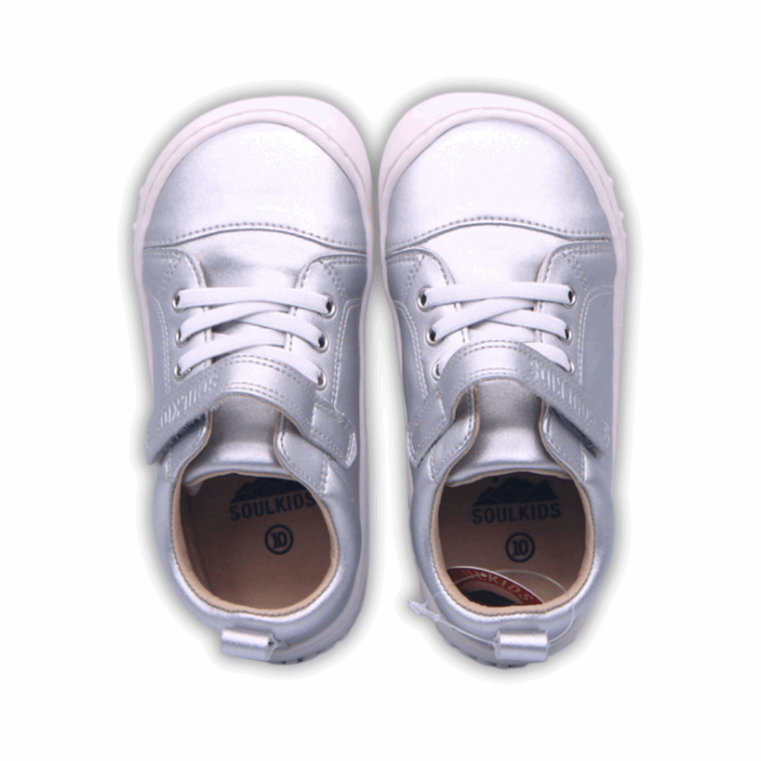 Zapatilla Ergonomica Soulkids Aconcagua 2 vegan Color Plateado silver vista lambos pies desde arriba