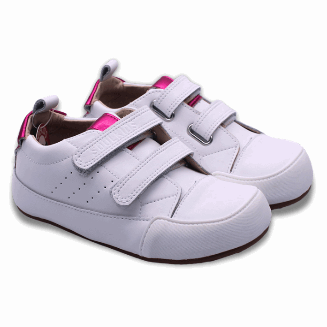 Zapatilla ergonómica barefoot Oasis cuero blanca talon fucsia para niñas vista en Diagonal ambos pies.