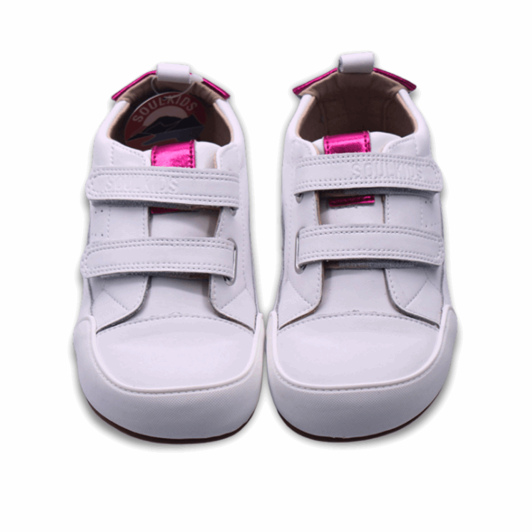 Zapatilla ergonómica barefoot Oasis cuero blanca talon fucsia para niñas vista frontal ambos pies.