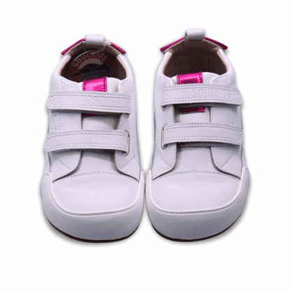 Zapatilla ergonómica barefoot Oasis cuero blanca talon fucsia para niñas vista frontal ambos pies.
