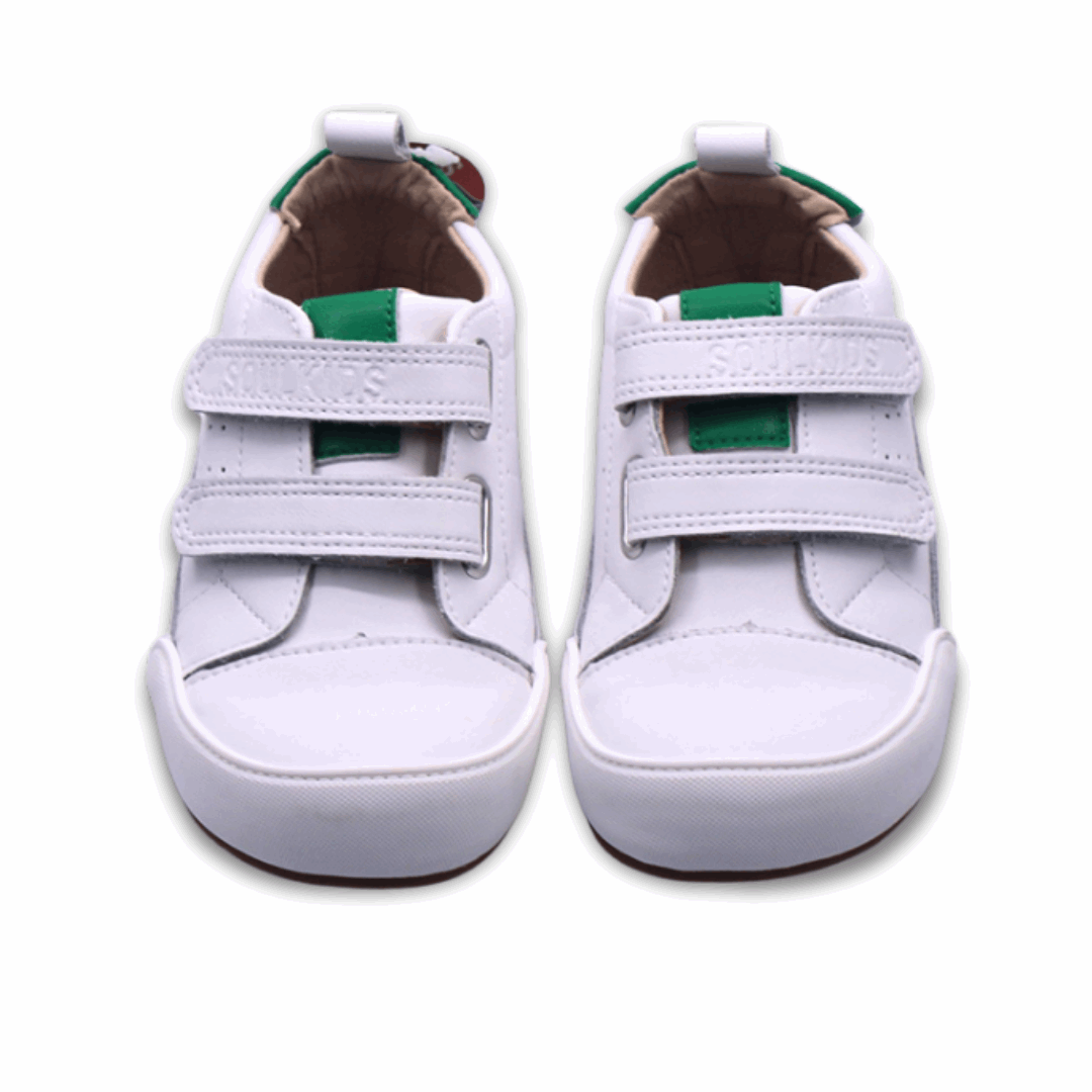 Zapatilla ergonómica barefoot Oasis cuero blanca talon verde tipo stan smith unisex vista Frontal ambos pies.