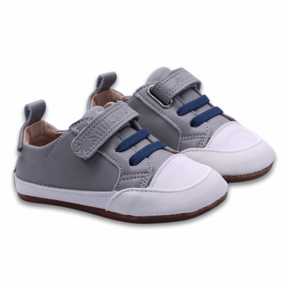 Zapatilla ergonómica barefoot Pioneros Gris cordones azules para niños vista ambas en diagonal