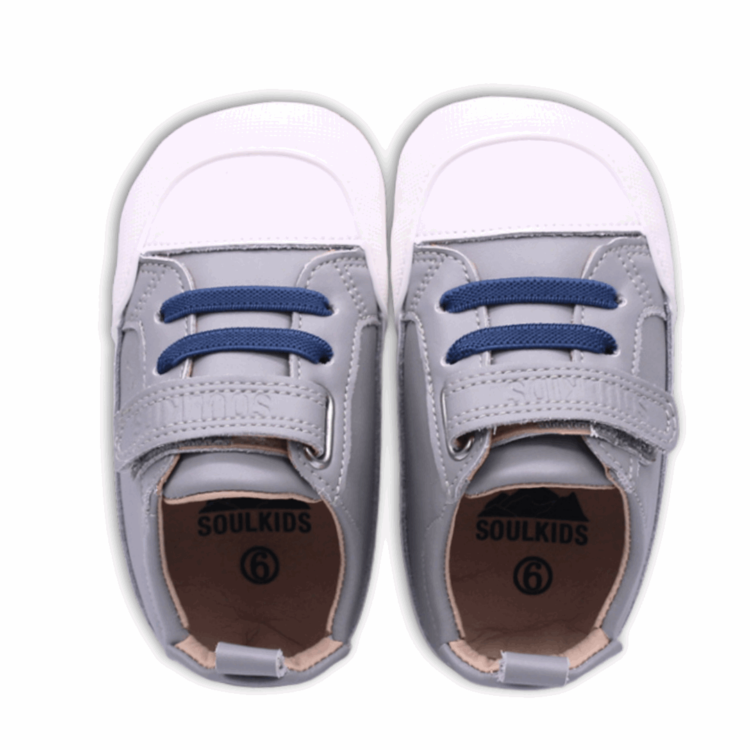 Zapatilla ergonómica barefoot Pioneros Gris cordones azules para niños vista desde arriba