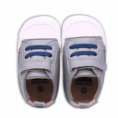 Zapatilla ergonómica barefoot Pioneros Gris cordones azules para niños vista desde arriba