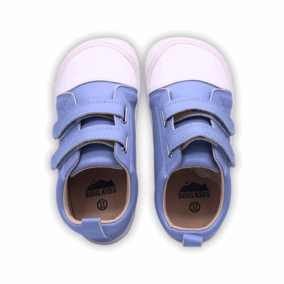 Zapatilla Ergonómica Aconcagua Color celeste punta blanca vista ambos pies desde arriba