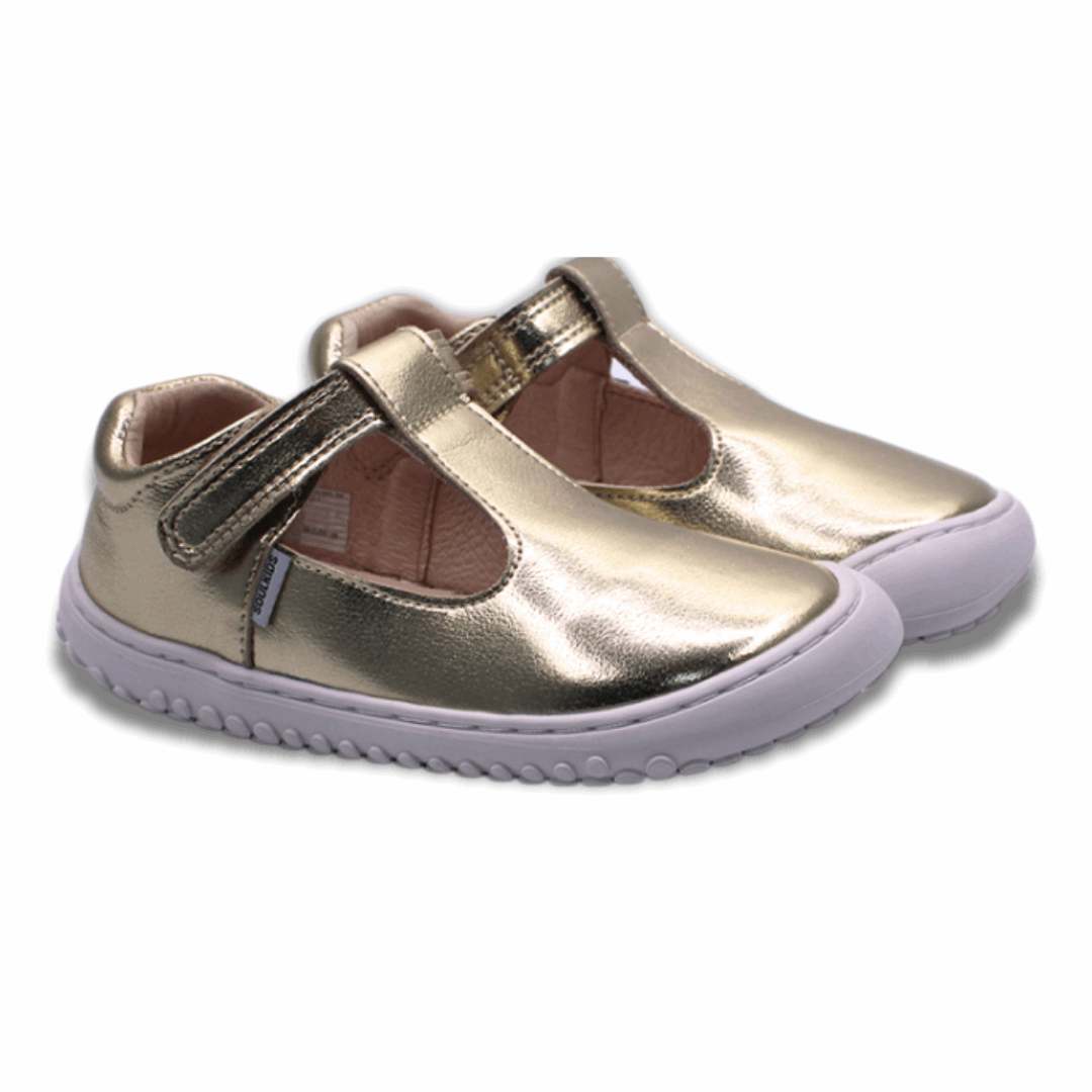 Zapatilla Ergonómica Guillermina Aconcagua Dorada vista frontal en diagonal de ambos pies 