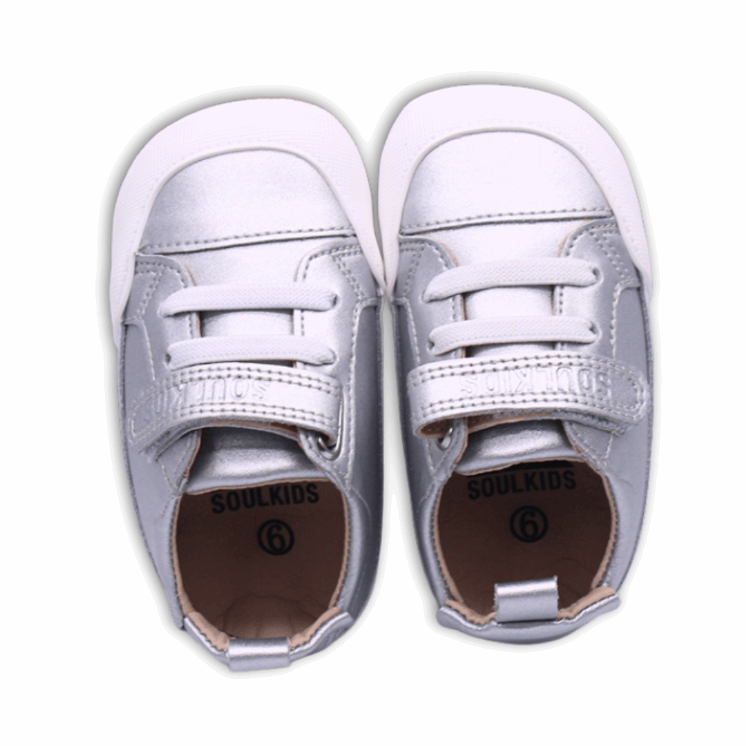 Zapatilla ergonómica barefoot Pioneros plateado metalico para niñas vista ambos pies desde arriba