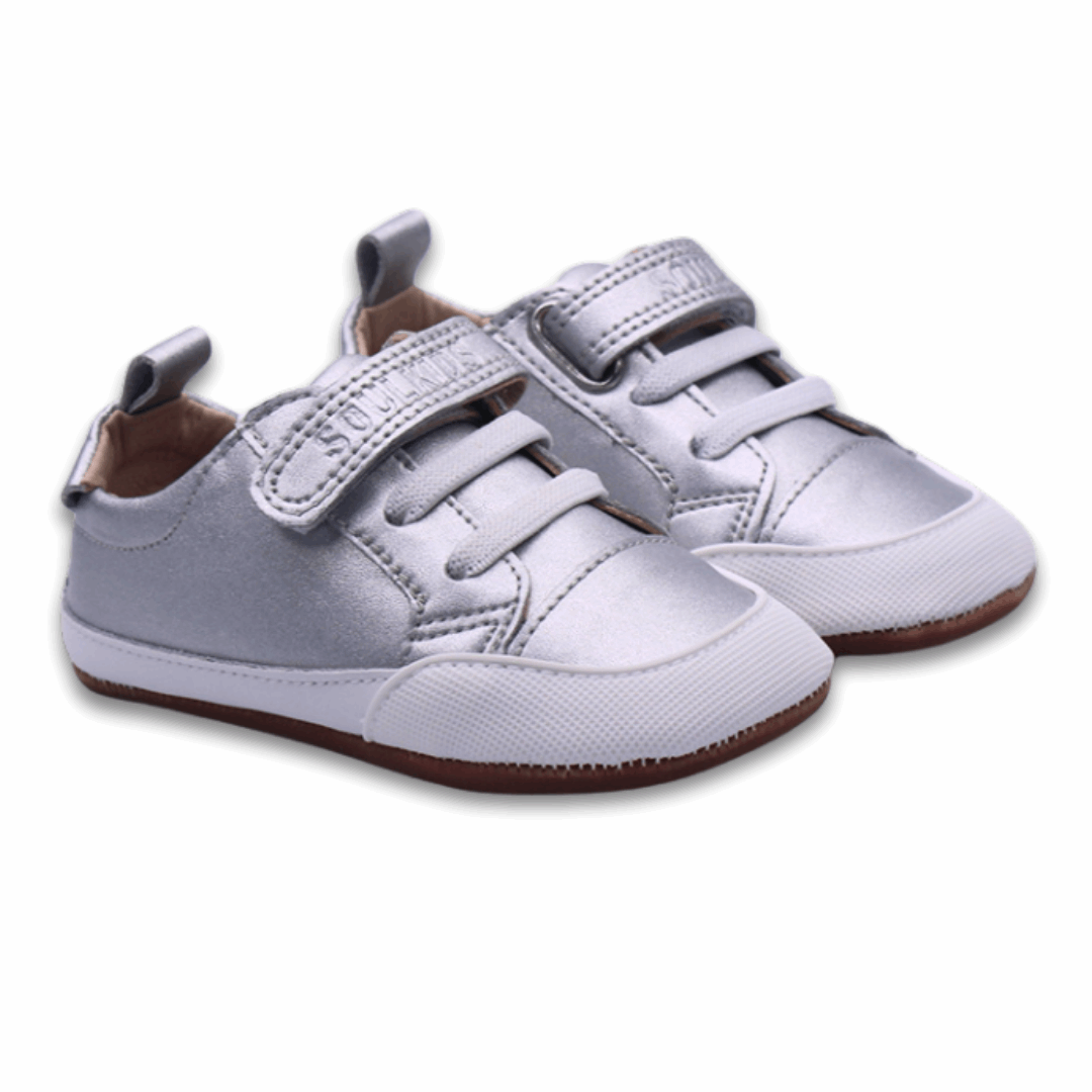 Zapatilla ergonómica barefoot Pioneros plateado metalico para niñas vista ambos pies