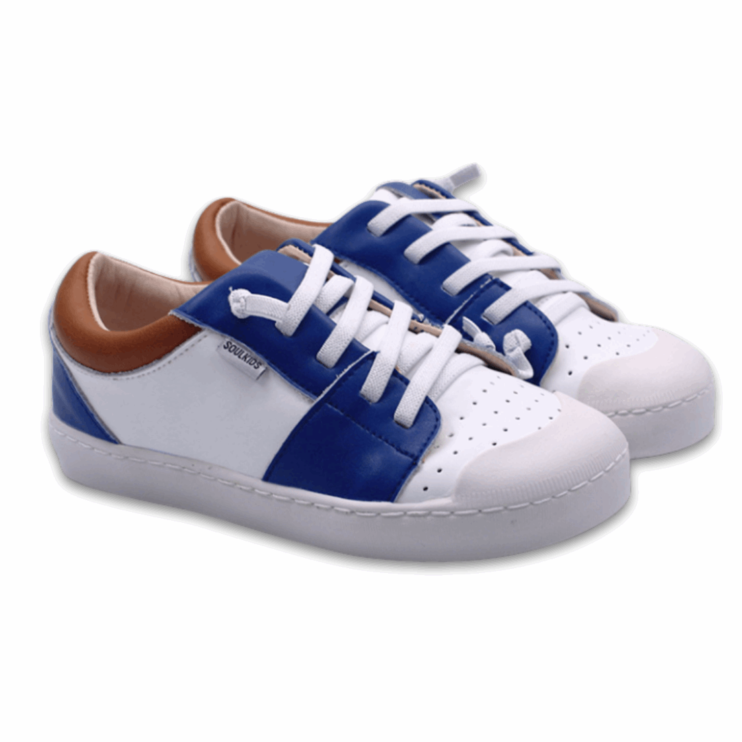 Zapatilla ergonómica barefoot Arrayan blanco Azul café para niños vista del par en diagonal.