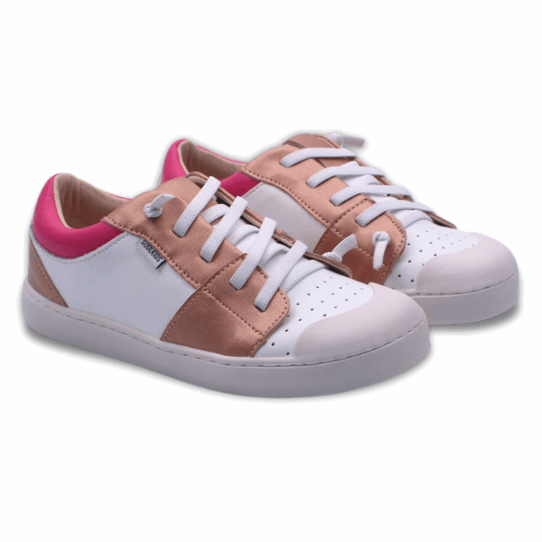 Zapatilla ergonómica barefoot Arrayan blanco bronce fucsia para niñas vista par en diagonal