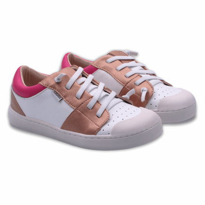 Zapatilla ergonómica barefoot Arrayan blanco bronce fucsia para niñas vista par en diagonal