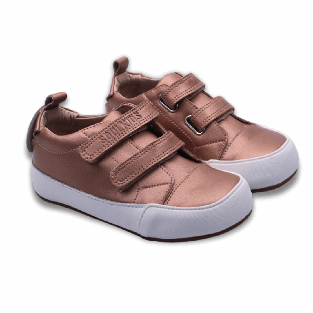 Zapatilla ergonómica barefoot Oasis Bronce para niñas vista en Diagonal ambos pies.