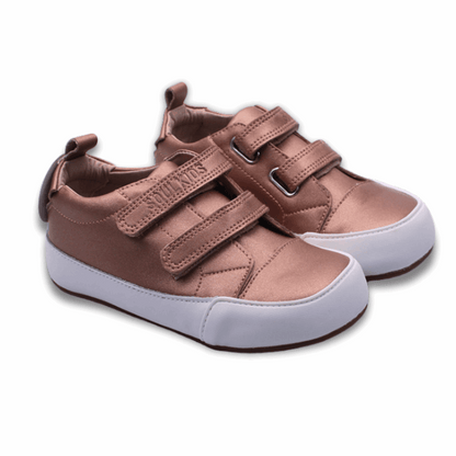 Zapatilla ergonómica barefoot Oasis Bronce para niñas vista en Diagonal ambos pies.