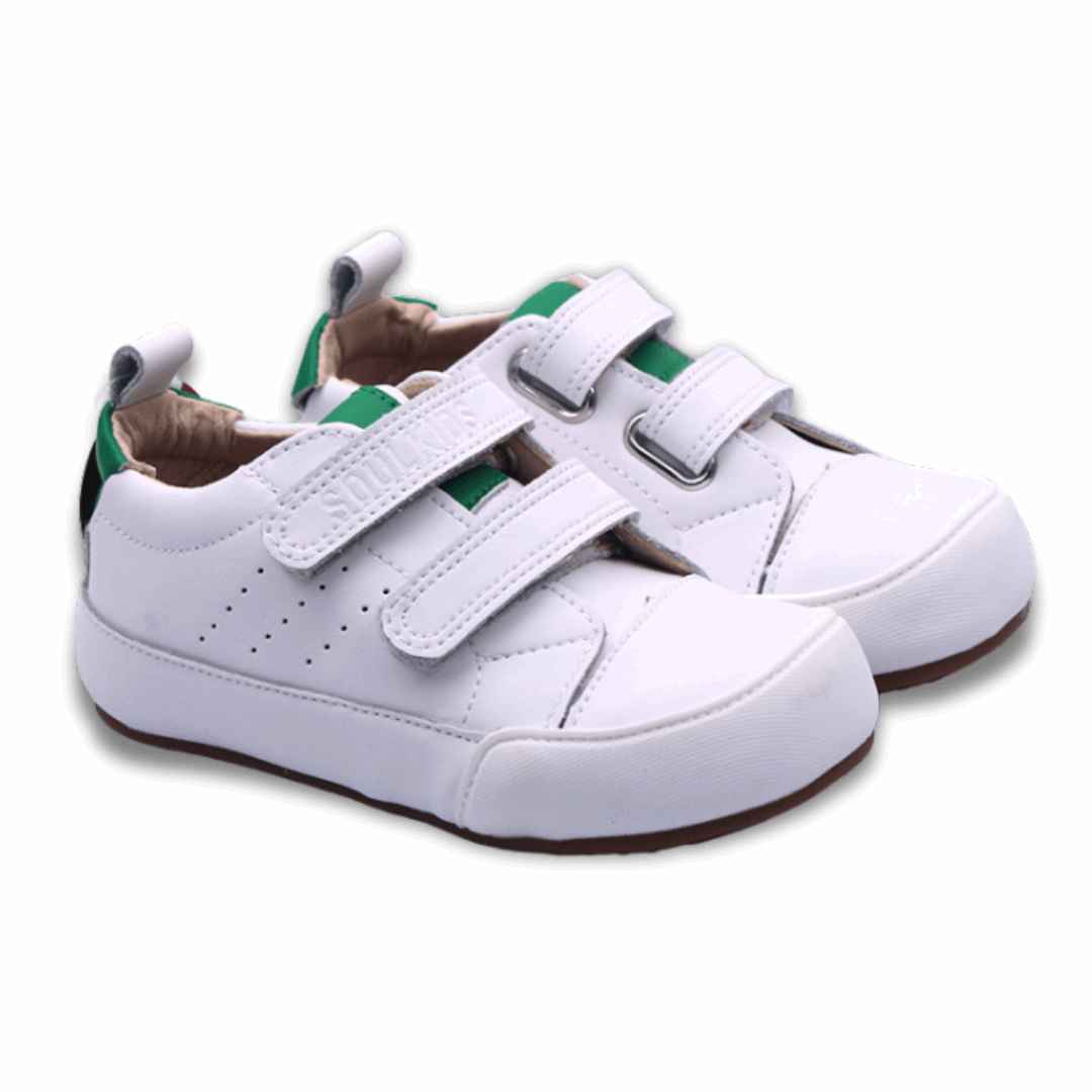 Zapatilla ergonómica barefoot Oasis cuero blanca talon verde tipo stan smith unisex vista en Diagonal ambos pies.