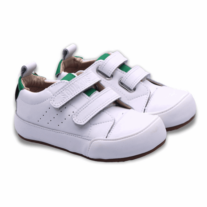 Zapatilla ergonómica barefoot Oasis cuero blanca talon verde tipo stan smith unisex vista en Diagonal ambos pies.